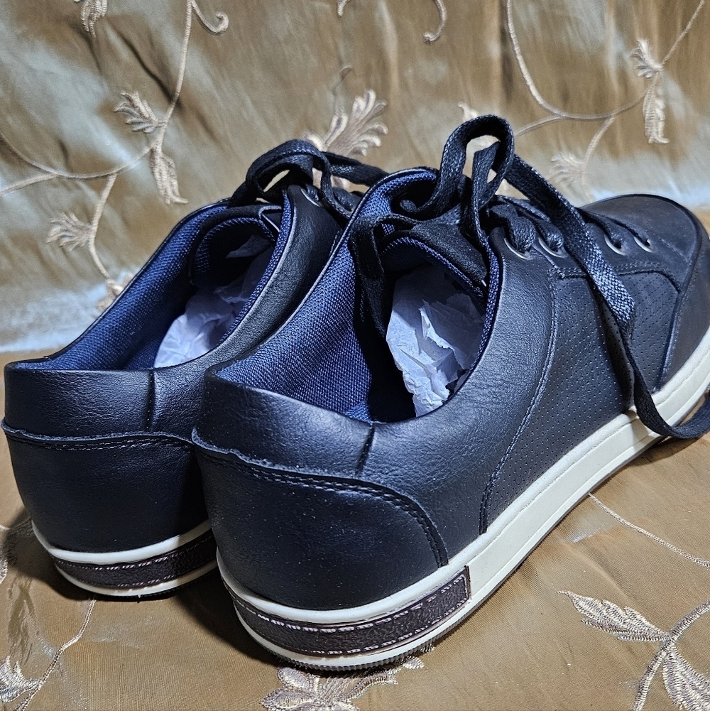 Men's Black Leather Casual Sneakers - Picture 13 of 17
